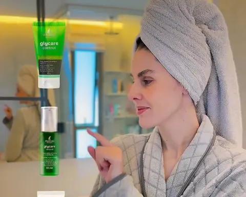 A Dra. Cínthia aplicando um produto na rotina de skincare