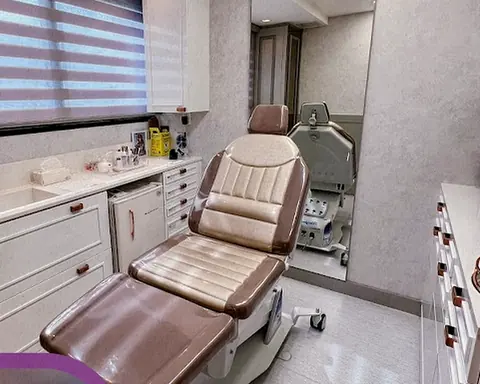 Sala de procedimentos com maca